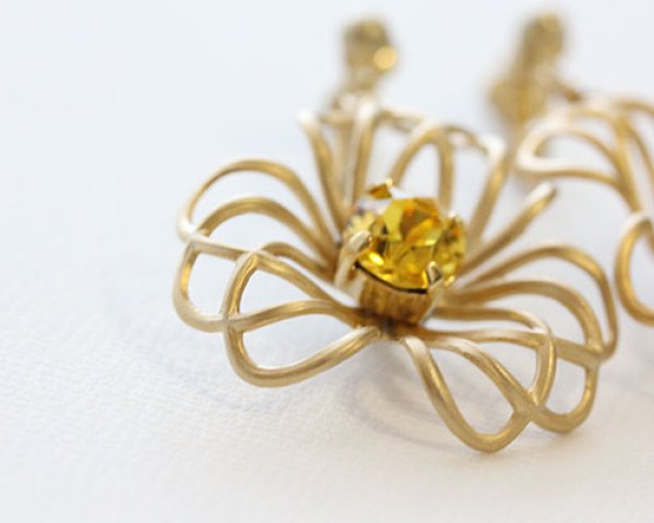 画像2: 【Kanami bijoux】 マットゴールドスワロフスキーフラワーピアス(イエロー) (2)