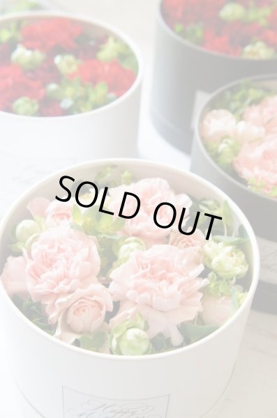 画像2: 5/9発送  2025【生花】母の日BOXアレンジメント（BOX:ホワイト　FLOWER：ピンク） (2)