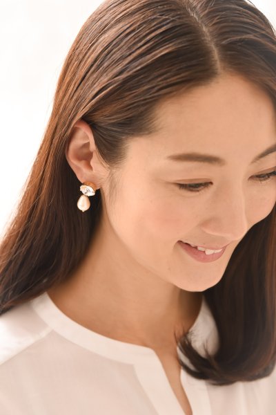 画像2: 【MASALO】  スワロフスキーとドロップコットンパールのイヤリング (2)