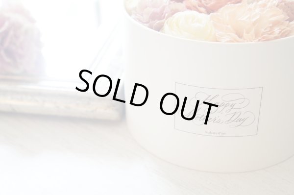 画像2: 5/1より発送可能　2025【造花】母の日BOXアレンジメント（BOX:ホワイト　FLOWER：オレンジ系） (2)