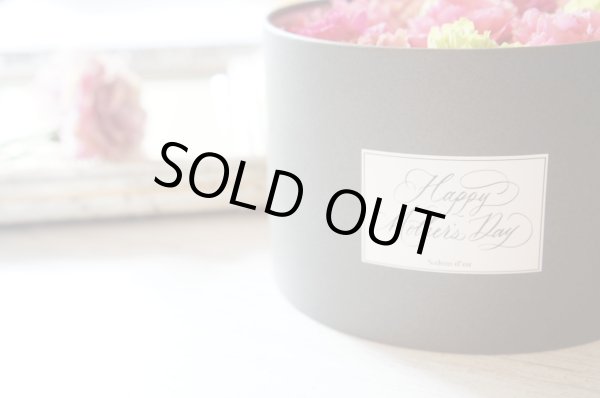 画像2: 5/1より発送可能　2025【造花】母の日BOXアレンジメント（BOX:チャコール　FLOWER：濃いピンク系） (2)