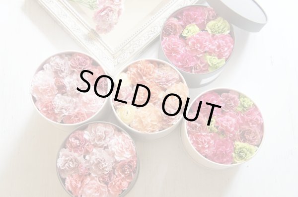 画像3: 5/1より発送可能　2025【造花】母の日BOXアレンジメント（BOX:ホワイト　FLOWER：オレンジ系） (3)