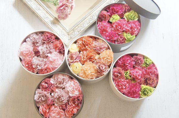 画像2: 5/1より発送可能　2025【造花】母の日BOXアレンジメント（BOX:チャコール　FLOWER：淡いピンク系） (2)