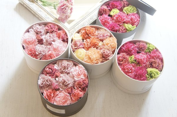 画像3: 5/1より発送可能　2025【造花】母の日BOXアレンジメント（BOX:チャコール　FLOWER：淡いピンク系） (3)