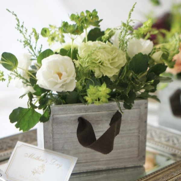 画像1: 5/8発送 　2026【生花】母の日 生花アレンジメント Urban（アーバン）Mサイズ (1)